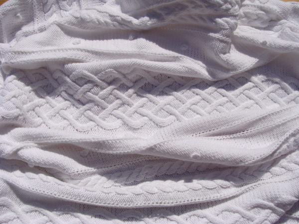 Couverture bébé, tricot irlandais, 100% coton. fait main, pièce unique, création originale la Malle au Coton. E2