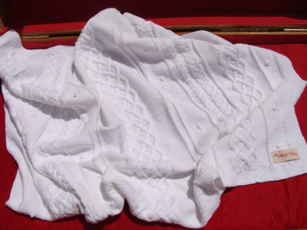 Couverture bébé, tricot irlandais, 100% coton. fait main, pièce unique, création originale la Malle au Coton. E4