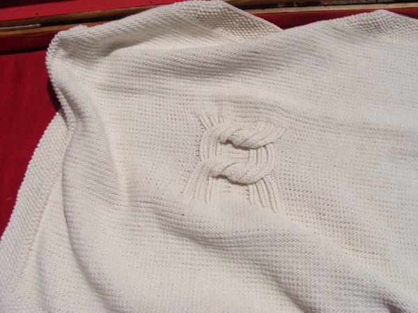 Couverture bébé coton bio. Motif double nœud en relief. Confection artisanale, fait main, pièce unique, création originale La Malle au Coton