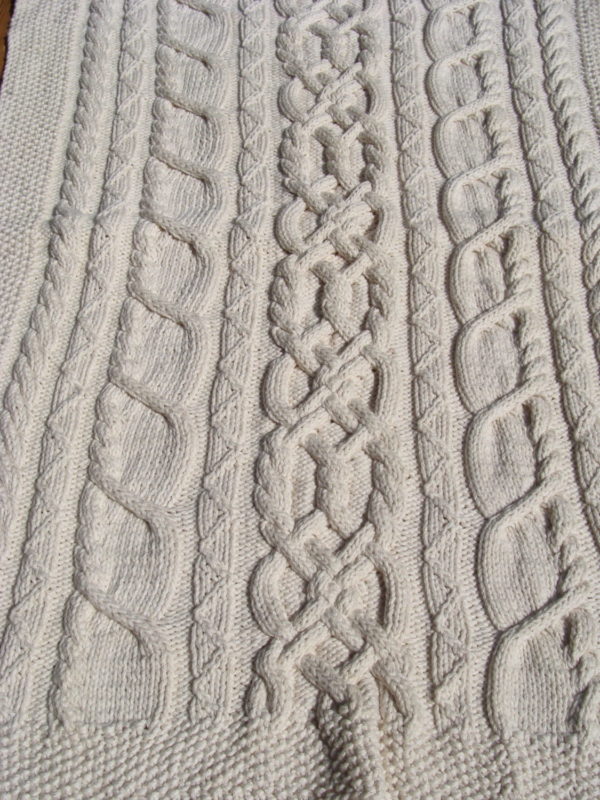 Couverture bébé tricot irlandais, fait main, 100% coton bio naturel. Pièce unique, artisanale, création originale La Malle au Coton.
