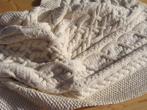Couverture bébé tricot irlandais, fait main, 100% coton bio naturel. Pièce unique, un peu épaisse, création originale La Malle au Coton.