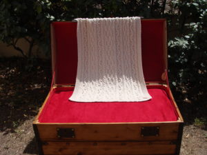 Malle ancienne. Couverture lit bébé 100% coton bio tricoté main. Pièce unique, création originale La Malle au Coton