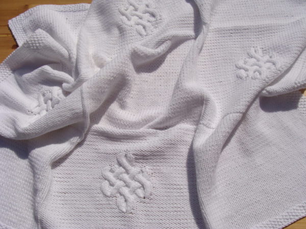 Couverture couffin pour bébé 100% coton tricoté main motif nœud éternel. J4