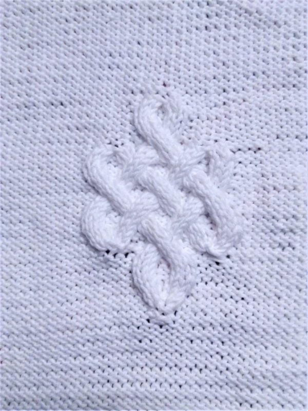 Couverture couffin pour bébé 100% coton tricoté main motif nœud éternel. J5