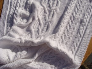 Couverture pour couffin de bébé, tricot irlandais, 100% coton. fait main, pièce unique, création originale La Malle au Coton. K3