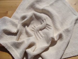 Couverture bébé, tricoté main, 100% coton bio. Pièce unique, artisanale, création et réalisation: La Malle au Coton. L2