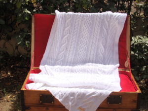 Malle ancienne corse La Malle au Coton. Etole 100% coton mercerisé, tricot irlandais fait main. Pièce unique, création originale La Malle au Coton. O6