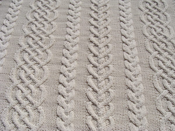 Plaid irlandais, 100% coton recyclé, tricoté main. Détail des motifs. A2
