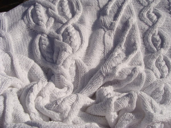 Plaid irlandais blanc, 100% coton, blanc mat, tricoté main. pièce unique. Création originale La Malle au Coton. M1