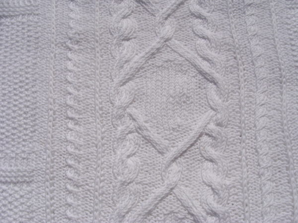Plaid tricoté main 100% coton passé à la flamme. Pièce unique, création originale La Malle au Coton. Détail des motifs