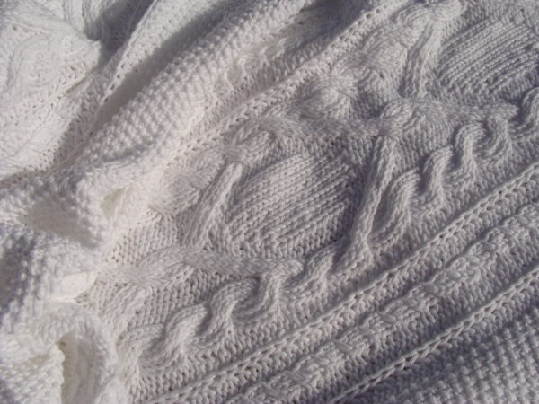 Plaid tricoté main 100% coton double gaze. Pièce unique, création originale La Malle au Coton.