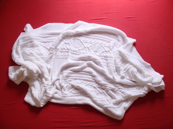Plaid tricoté main 100% coton double gaze - passé à la flamme. Pièce unique, création originale La Malle au Coton.