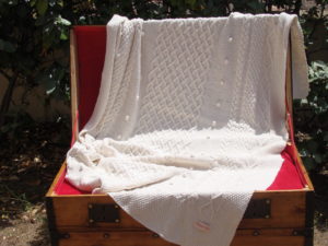 Malle ancienne corse restaurée. Plaid irlandais écru 100% coton recyclé. Fait main. La Malle au Coton- B3