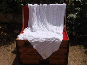 Malle corse ancienne restaurée. Plaid irlandais blanc, 100% coton, blanc, tricoté main. Pièce unique. Création originale La Malle au Coton. M1