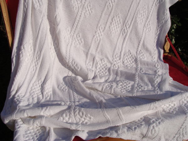 Plaid aux motifs viking, 100% coton, blanc, tricoté main. Pièce unique. La Malle au Coton. U3