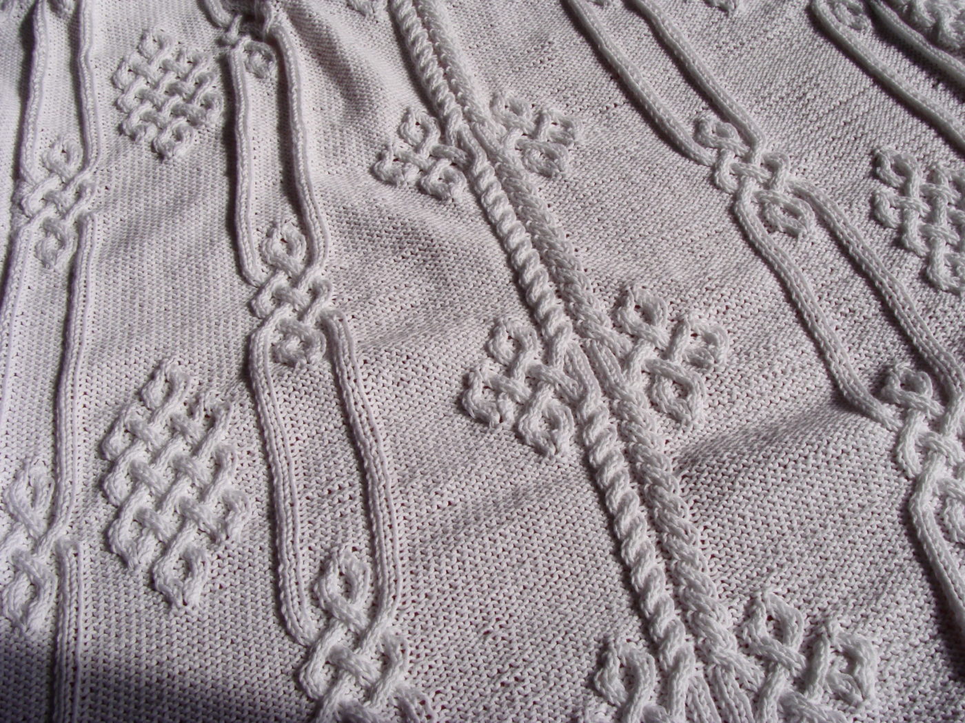 Plaid aux motifs viking, 100% coton, blanc, tricoté main. Pièce unique. La Malle au Coton. U4