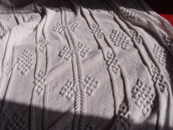 Plaid aux motifs viking, 100% coton, blanc, tricoté main. Pièce unique. La Malle au Coton. U5