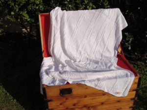 Malle corse ancienne restaurée. Plaid viking blanc, 100% coton, blanc, tricoté main. Pièce unique. Création originale La Malle au Coton. U1