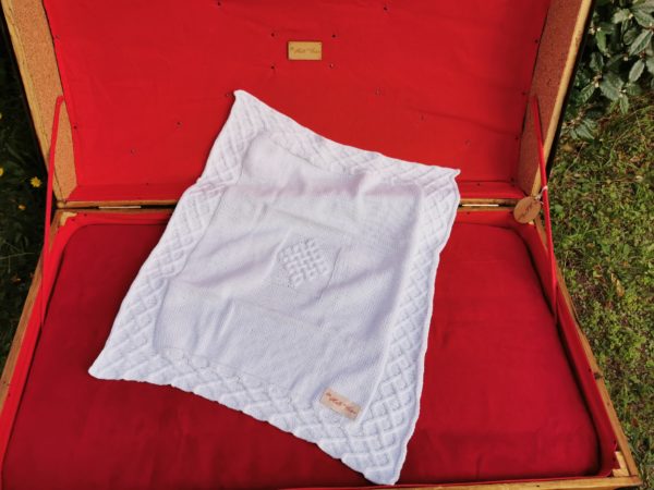 Couverture bébé 100% coton présentée sur une malle ancienne. Création originale : La malle au Coton -Z1