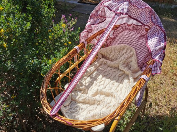 Présentation de la couverture en baby alpaga dans son couffin au soleil