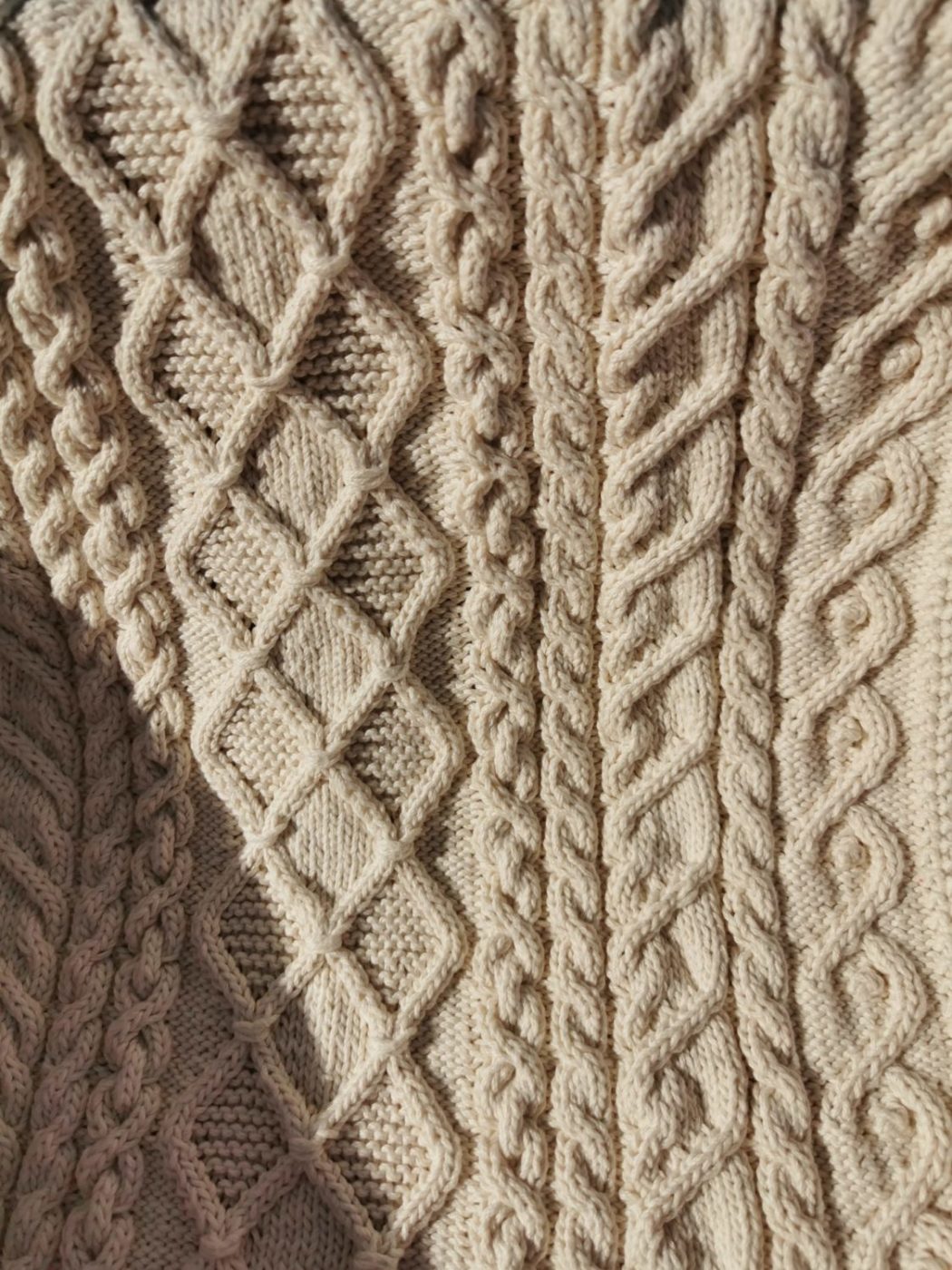 Gros plan sur les torsades de la couverture Ahern en coton naturel