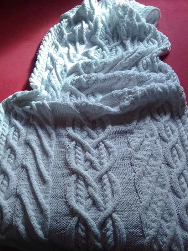 Plaid en coton tricoté main sur lit