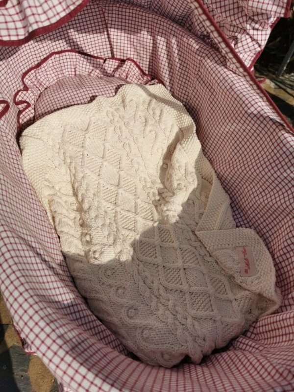 Couverture bébé en coton naturel dans un couffin ancien