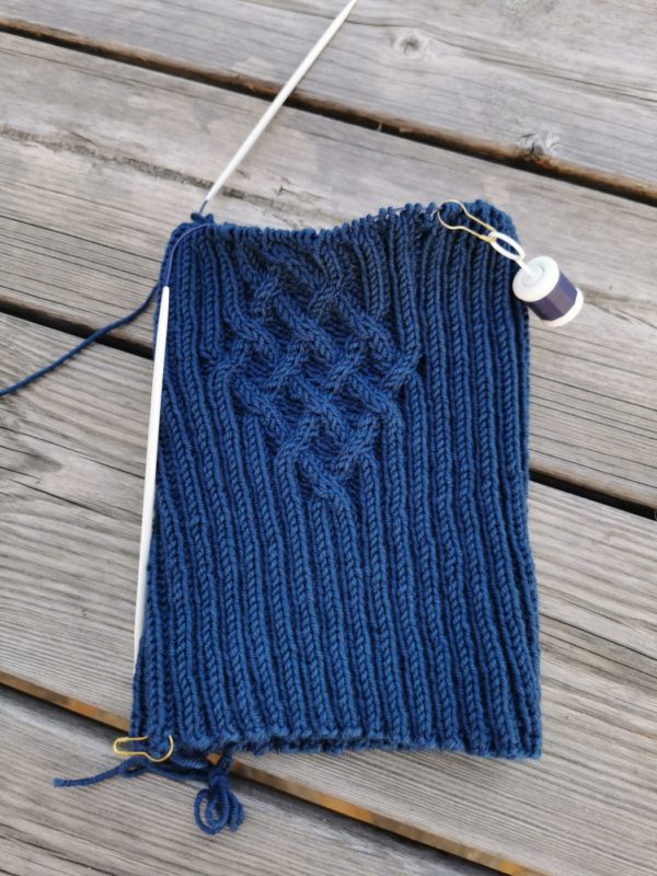 Carré de croisillons en cours de tricotage
