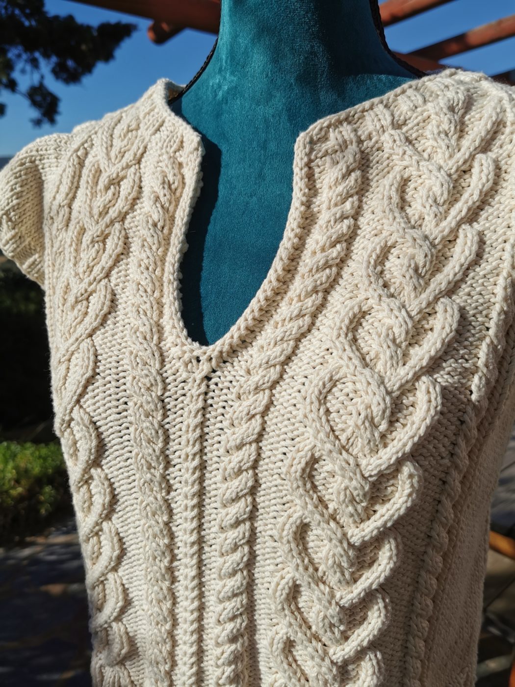 Zoom sur le col fendu du joli pull sans manche