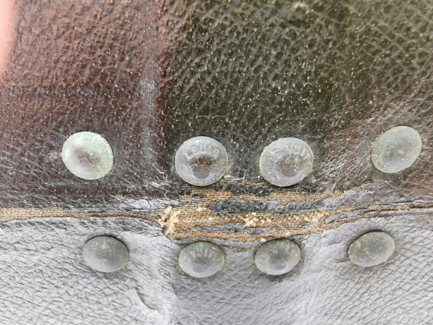 Gros plan sur les charnières arrières, malle Louis Vuitton