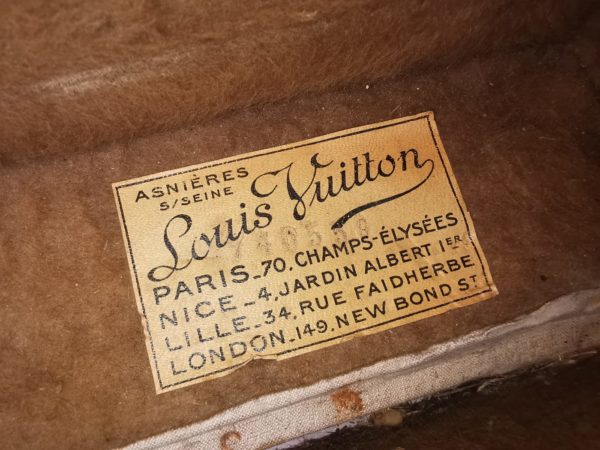 Gros plan sur l'étiquette de la marque et numéro d'identification