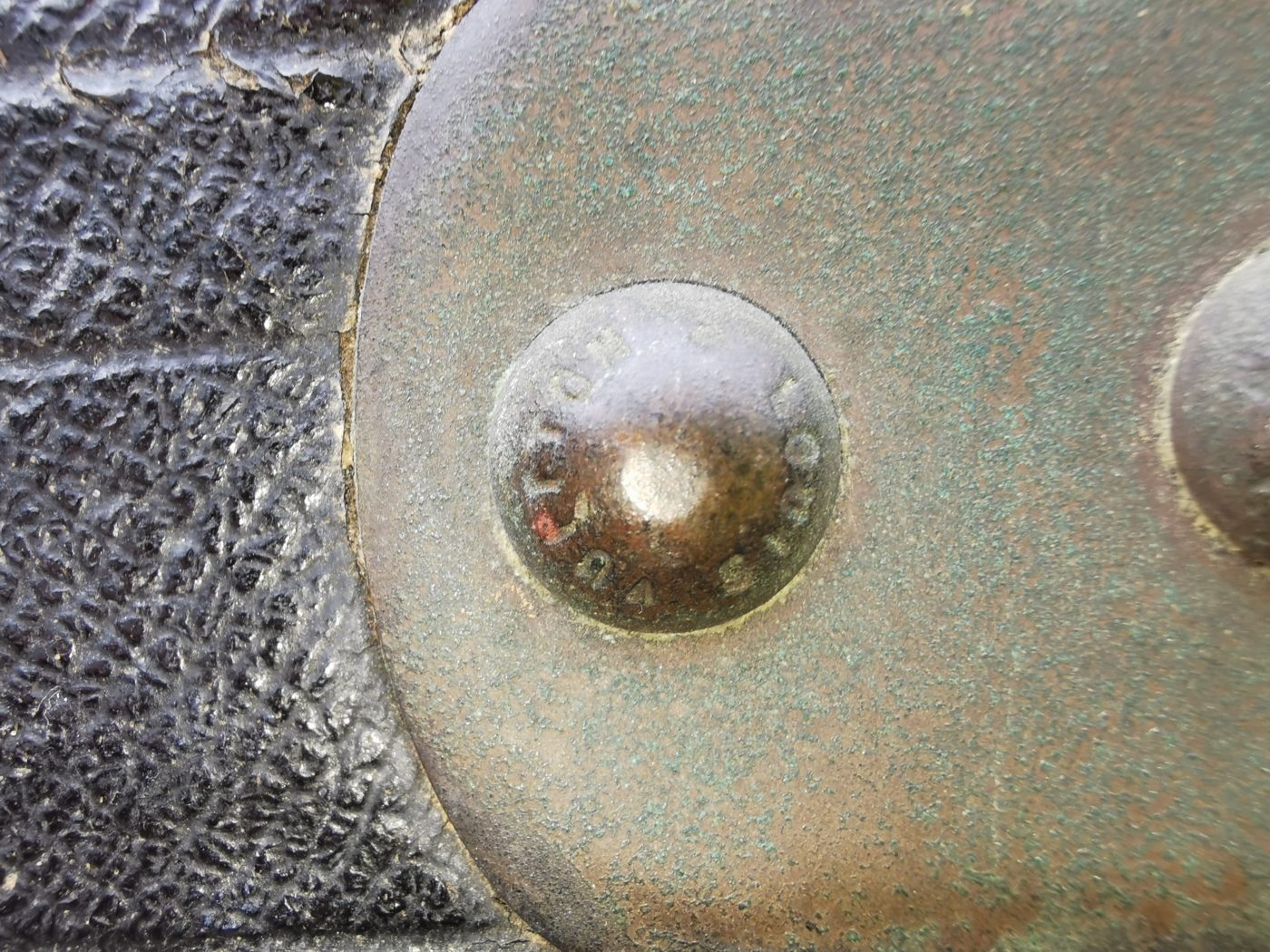 Gros plan sur un clou signé Louis Vuitton