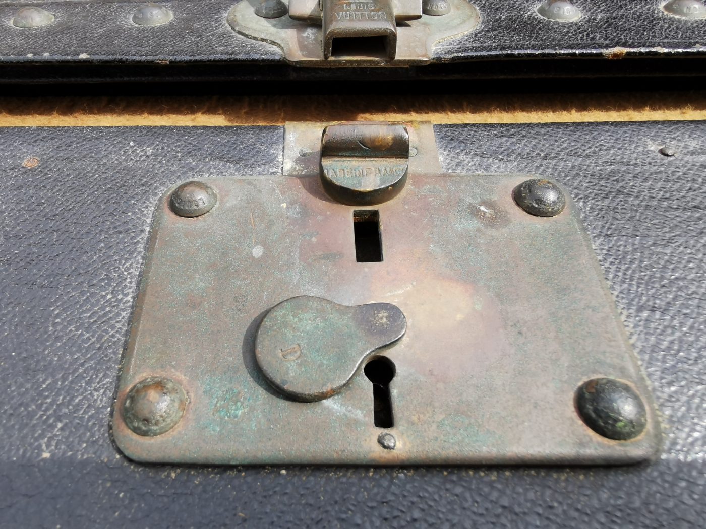 Gros plan sur la serrure et ses clous signés Louis Vuitton