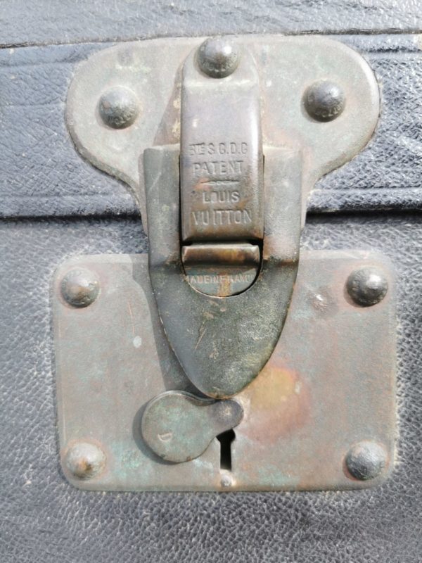 Serrure principale et cache poussière. Malle Louis Vuitton