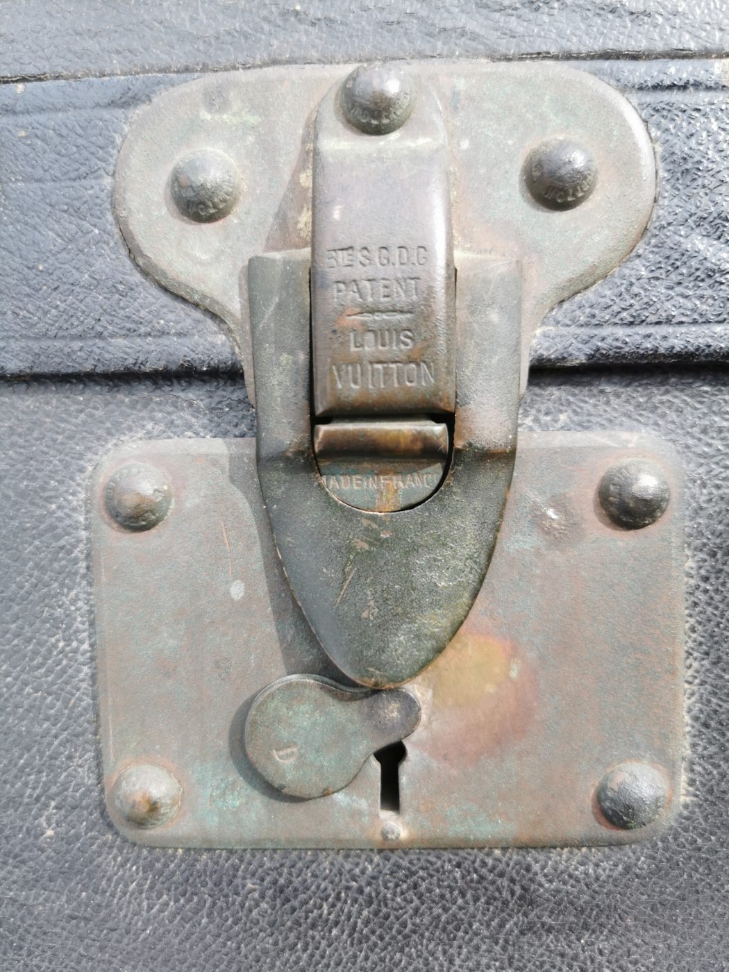 Serrure principale et cache poussière. Malle Louis Vuitton