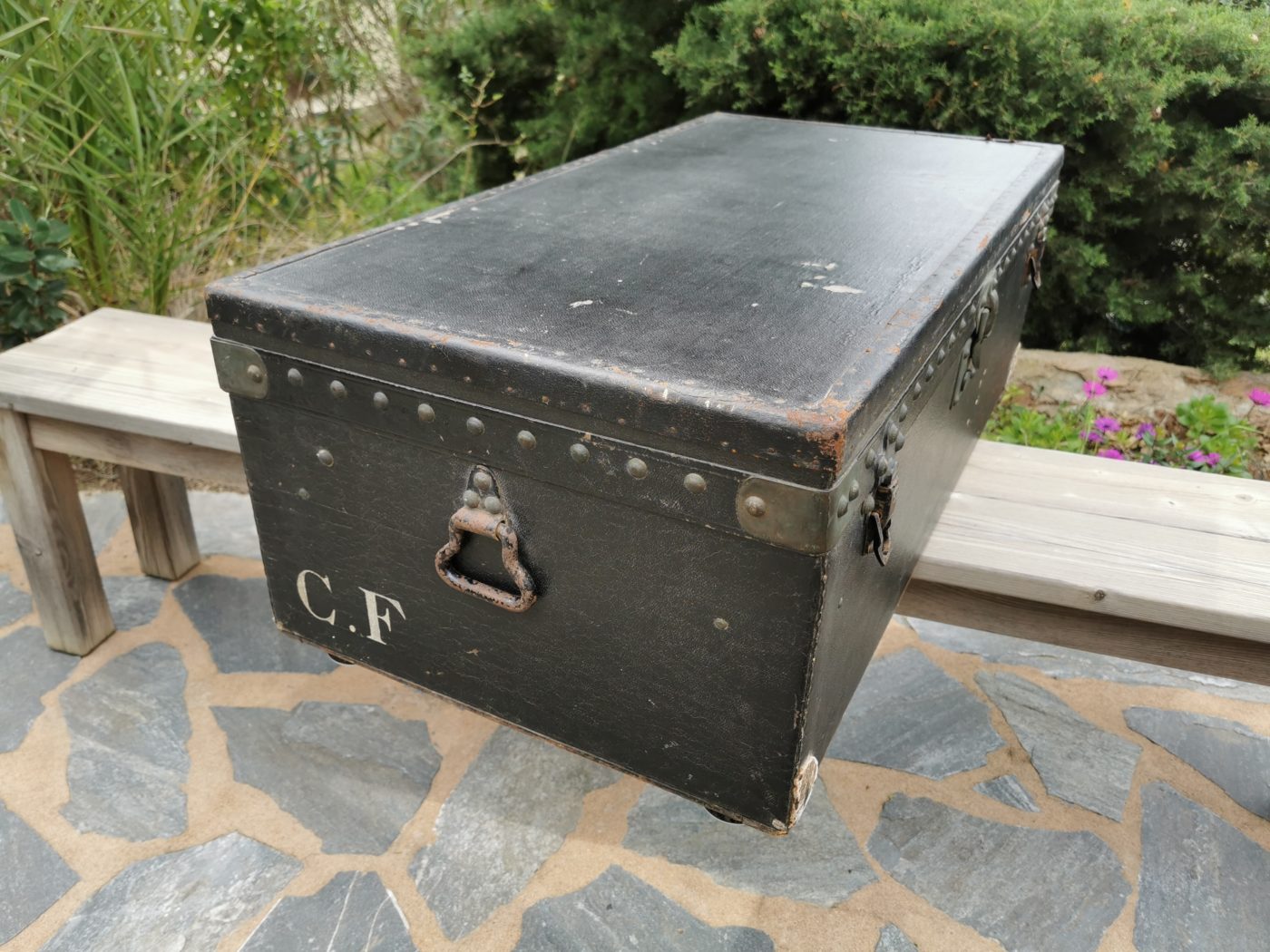 Vue latérale de la malle Louis Vuitton