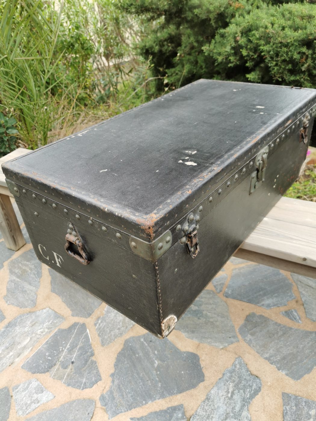 Vue d'ensemble de la malle Louis Vuitton