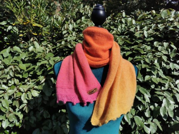 Enroulée sur le cou du mannequin