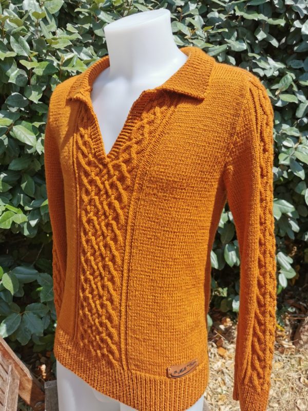 Pull fauve col polo porté sur mannequin homme