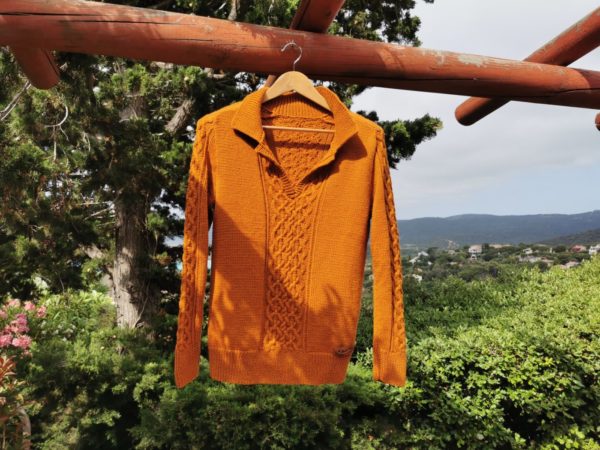 Pull sur cintre en extérieur