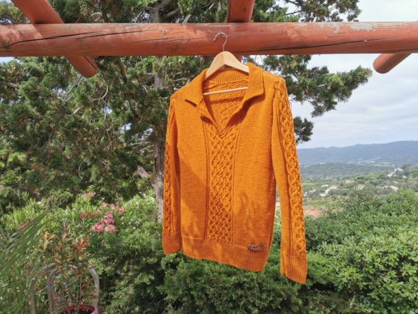 Pull col polo su cintre en extérieur