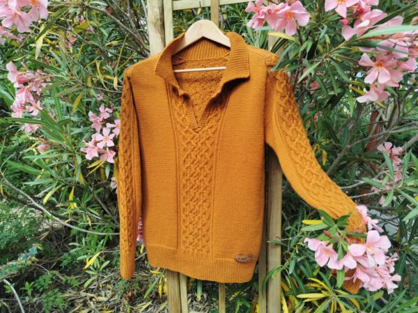 Pull col polo dans jardin