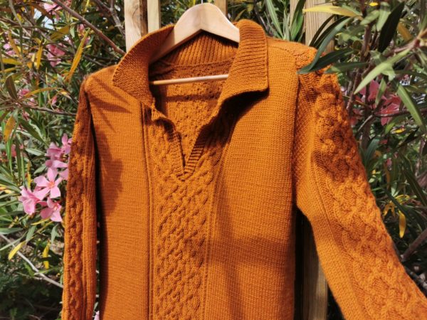 Pull col polo sur cintre dans la nature
