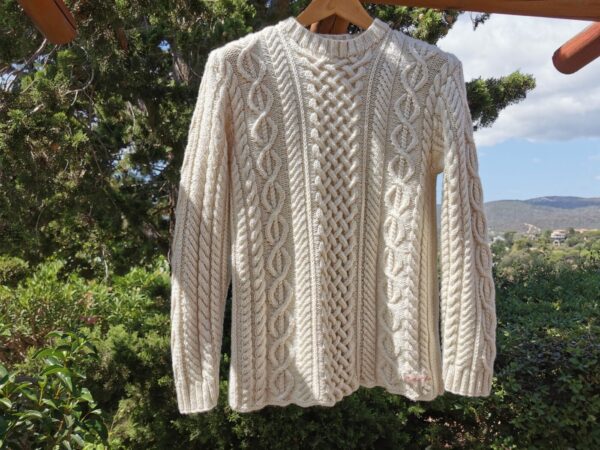 Pull luxueux sur cintre en extérieur