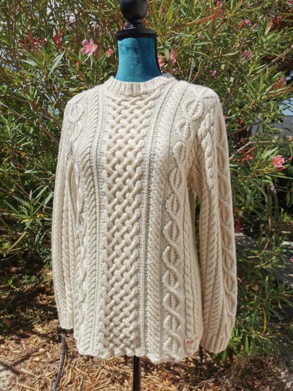 Pull mérinos soie cachemire sur mannequin femme