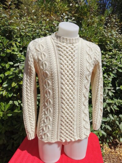 Pull cachemire sur mannequin en extérieur