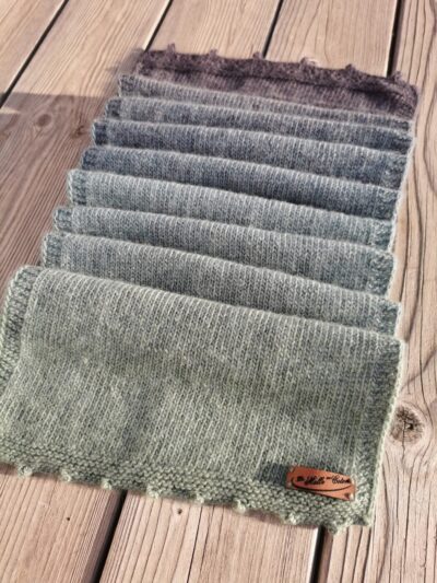 Écharpe mérinos et cachemire en accordéon sur table