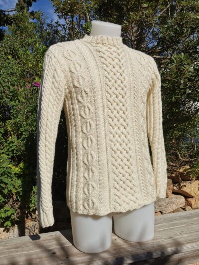 Pull cachemire mérinos et soie présenté sur mannequin