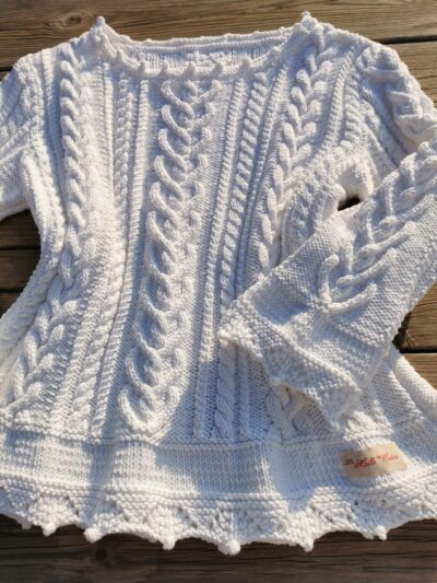 Vue d'ensemble du pull blanc féerique