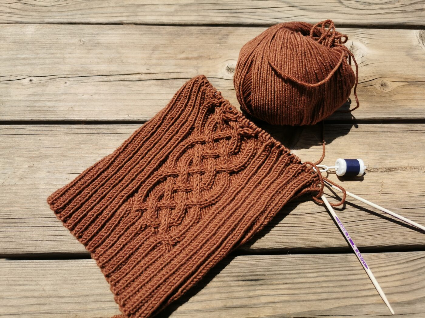 Bonnet marron en cours d'ouvrage